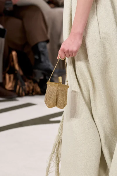 Look 99